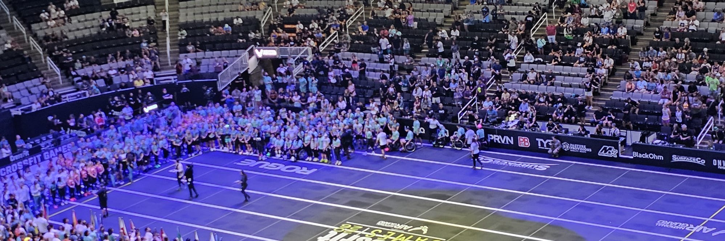 Foto van de sportzaal. De deelnemers staan in een U vorm om het midden van de zaal heen. Foto van de sportzaal. De deelnemers staan in een U vorm om het midden van de zaal heen.