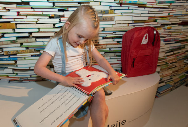 meisje-leest-in-tastboekje-20190627a104 (1).jpg meisje-leest-in-tastboekje-20190627a104 (1).jpg