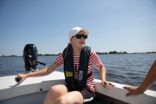 Gwenda bestuurt een zeilboot