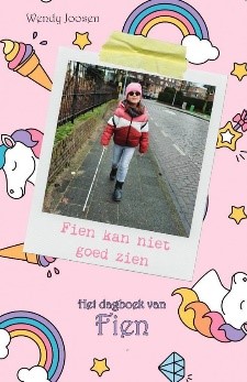 Cover van het boek Fien kan niet goed zien. Een vrolijke afbeelding. de achtergrond is roze met verschillende figuren, zoals een regenboog en eenhoorn. Midden op het boek staat een foto waarop je het meisje Fien ziet wandelen op een stoep met een taststok.
