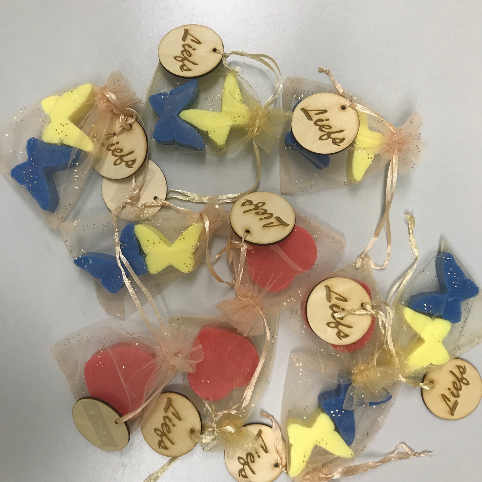 Gouden transparante cadeauzakjes met een geel en blauwe vlinderzeepje gemaakt door leerlingen bij Visit in Gassel Gouden transparante cadeauzakjes met een geel en blauwe vlinderzeepje gemaakt door leerlingen bij Visit in Gassel