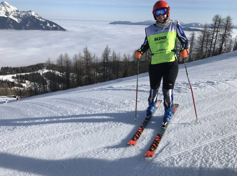 Deelnemer aan skivakantie NVSV staat op de berg klaar om te gaan skiën