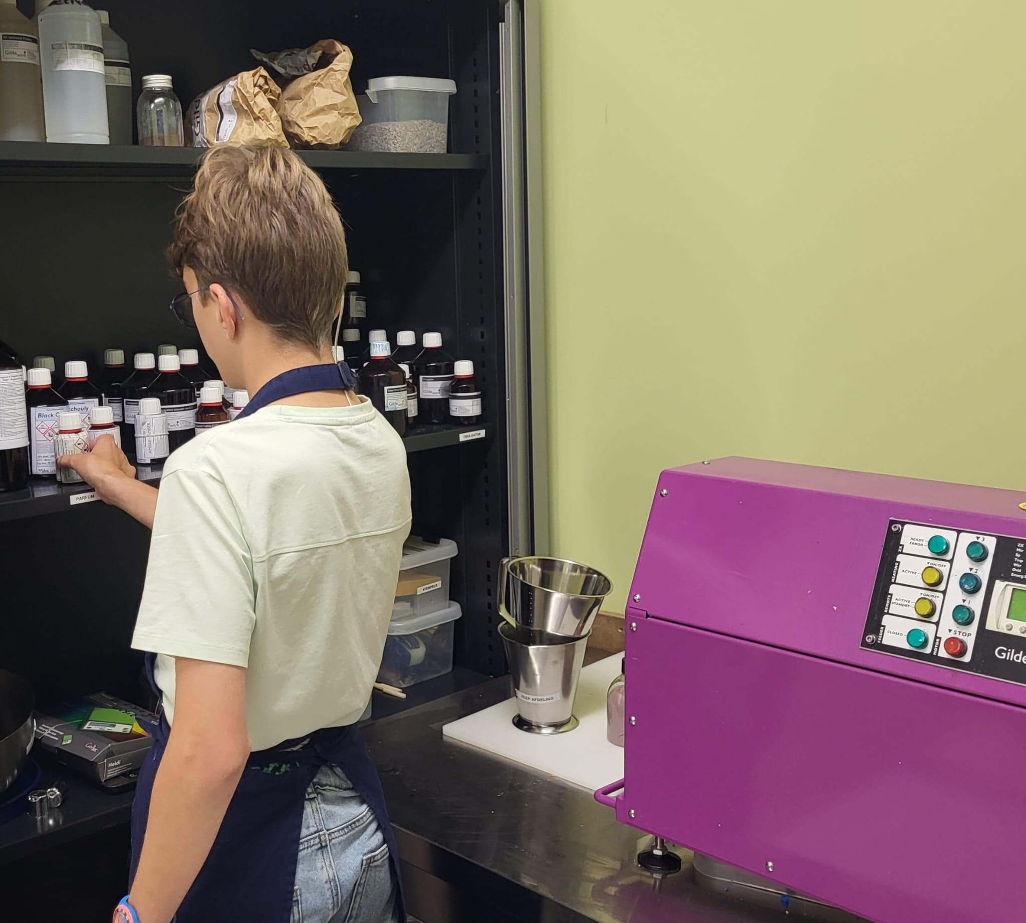 Leerling aan het werk in de zeepmakerij van huiskamercafé Visit in Gassel Leerling aan het werk in de zeepmakerij van huiskamercafé Visit in Gassel