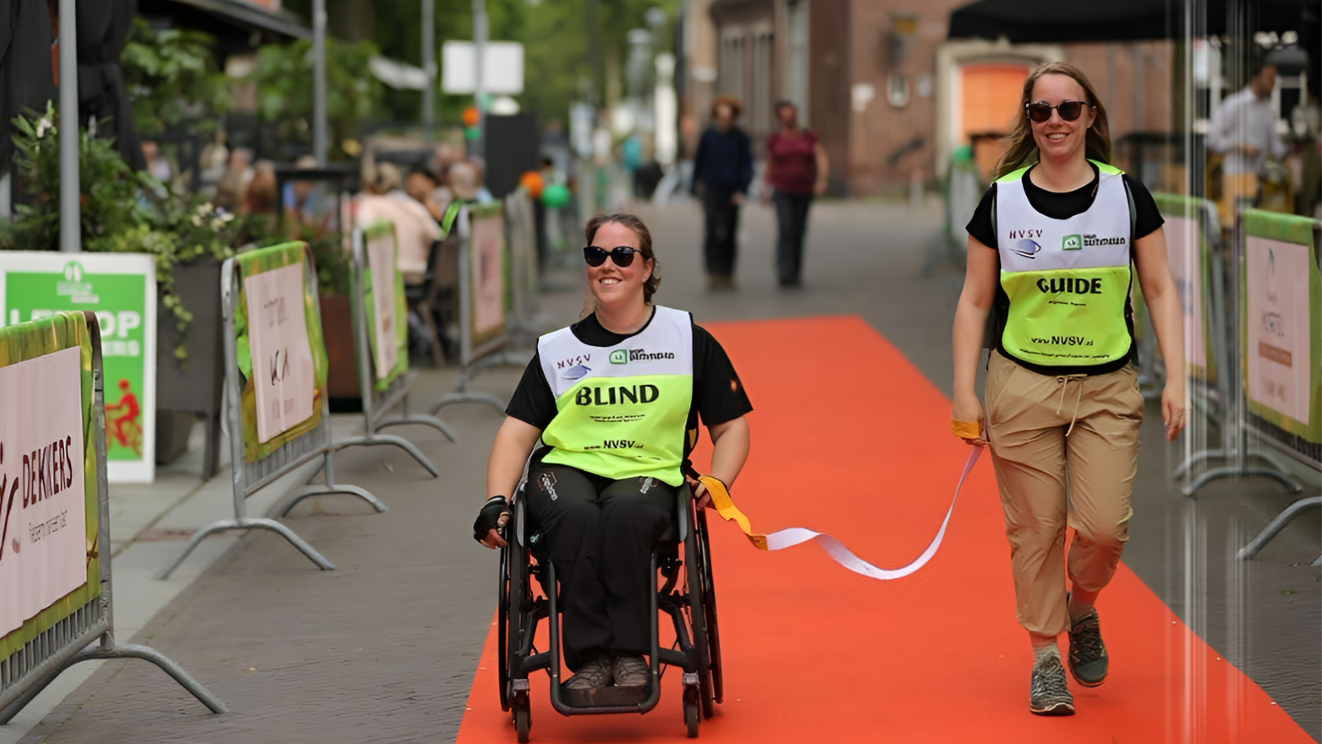 Desiree Vranken en haar achternichtje bij de finishlijn van een wandel evenement.