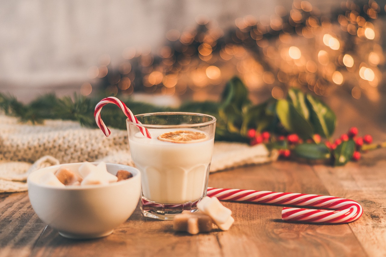 Drankjes staan klaar op de versierde kersttafel