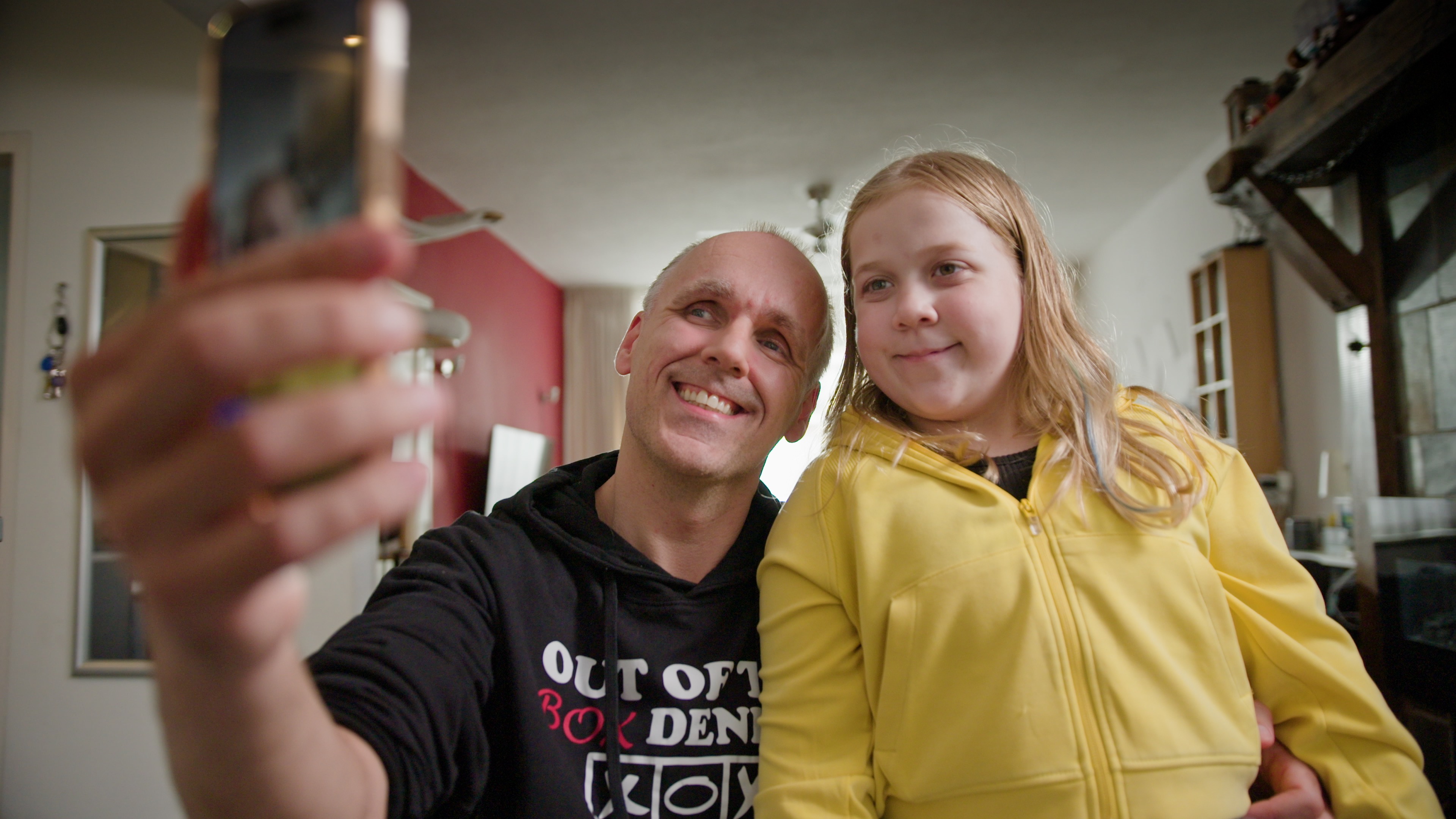 Stefan neemt een foto samen met zijn dochter. Stefan neemt een foto samen met zijn dochter.