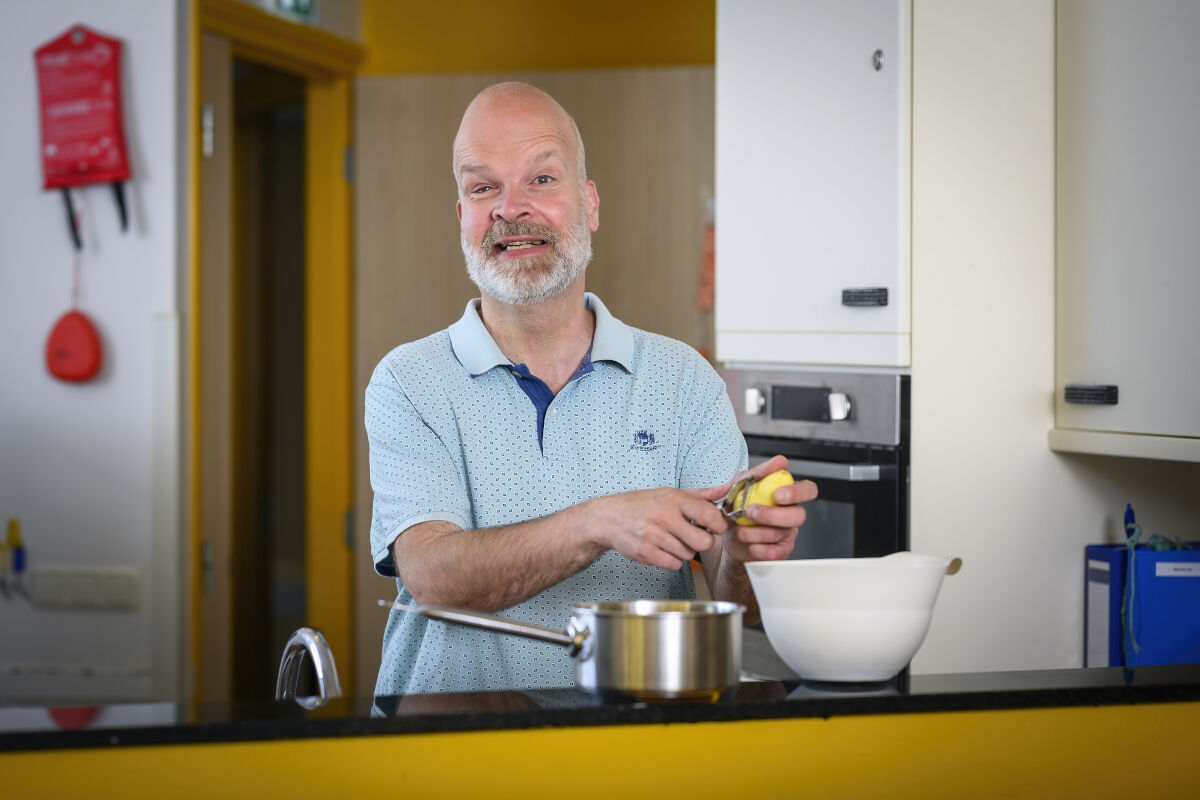 Cliënt schilt aardappels Cliënt schilt aardappels