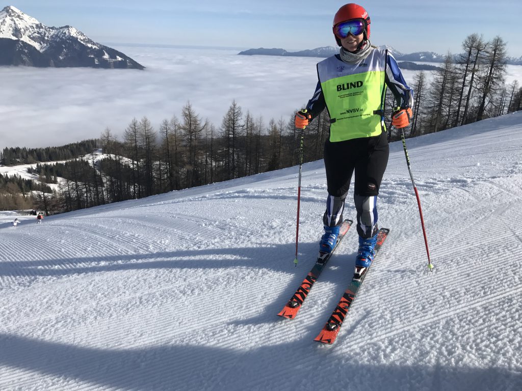 Foto van deelnemer aan skivakantie van de NVSV, op de piste