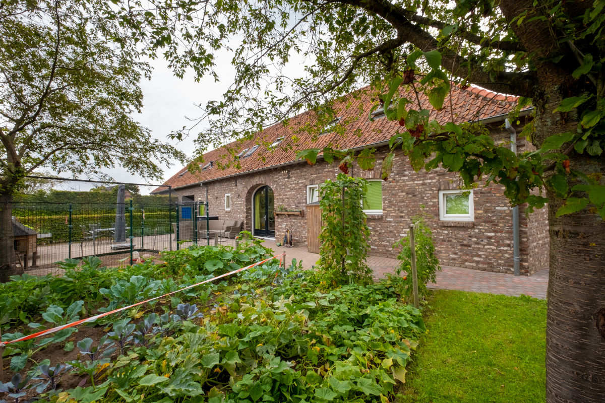 Gevel van de Hoeve omringd door groen bij Visio Wonen & Dagbesteding Stramproy Gevel van de Hoeve omringd door groen bij Visio Wonen & Dagbesteding Stramproy