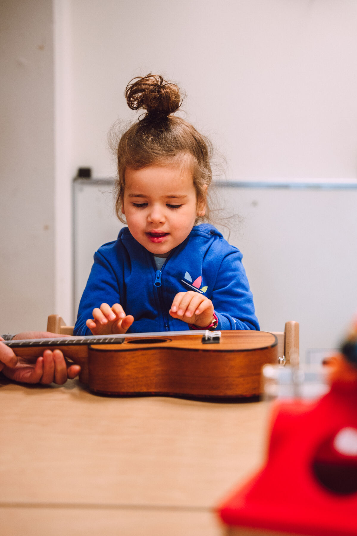 koninklijke_visio_amsterdam_kind_gitaar.jpg koninklijke_visio_amsterdam_kind_gitaar.jpg