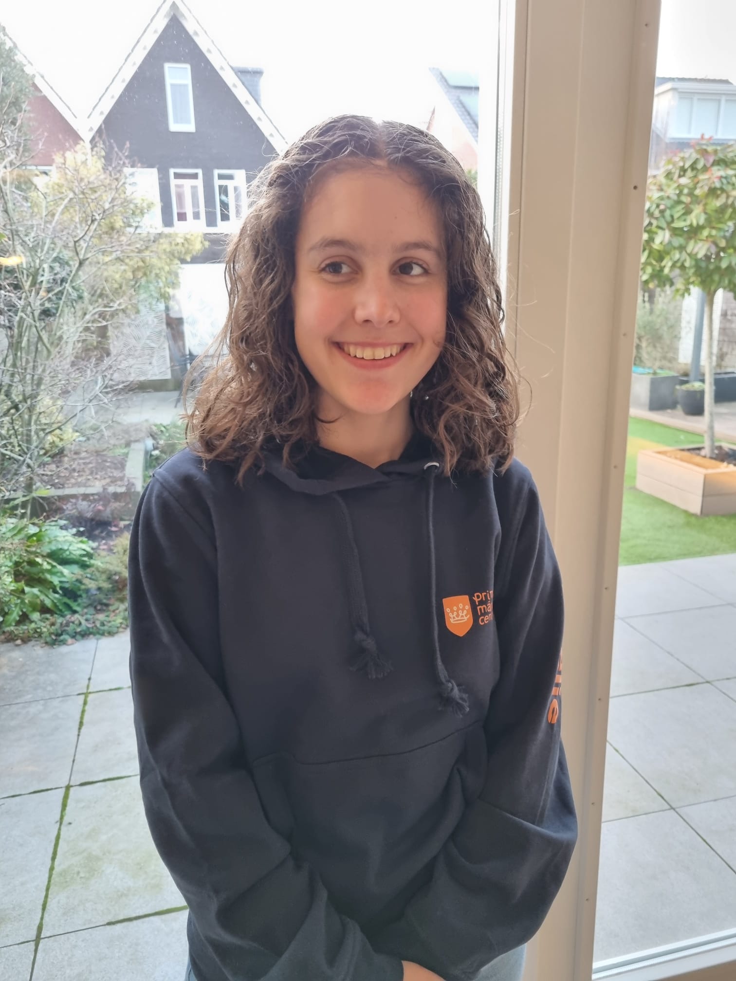 Emelie staat lachend op de foto in haar eigen huis Emelie staat lachend op de foto in haar eigen huis