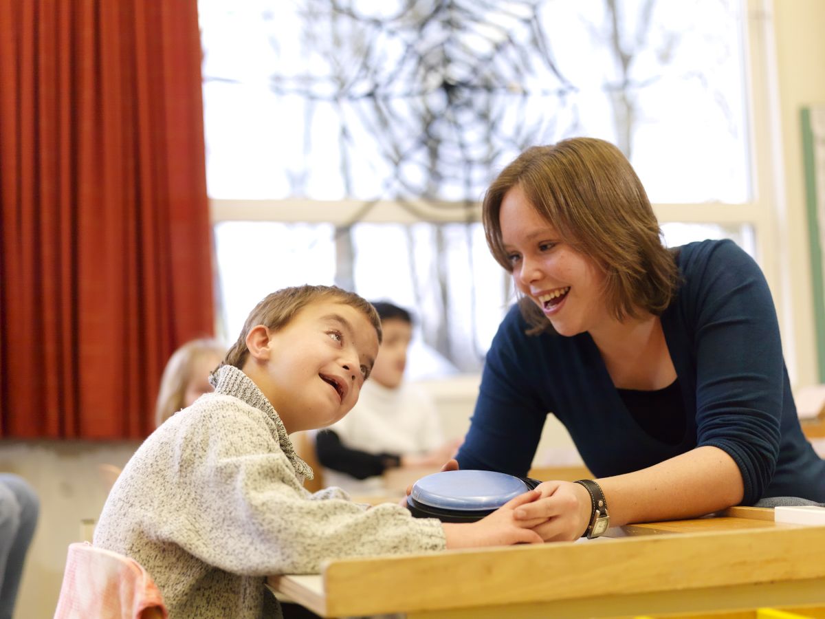 Begeleider samen met kind. Begeleider samen met kind.