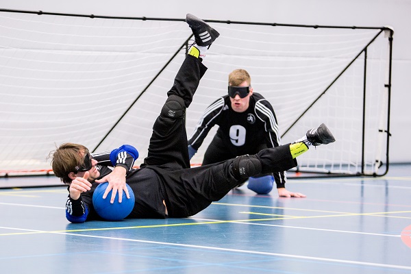 Twee mannen spelen goalball