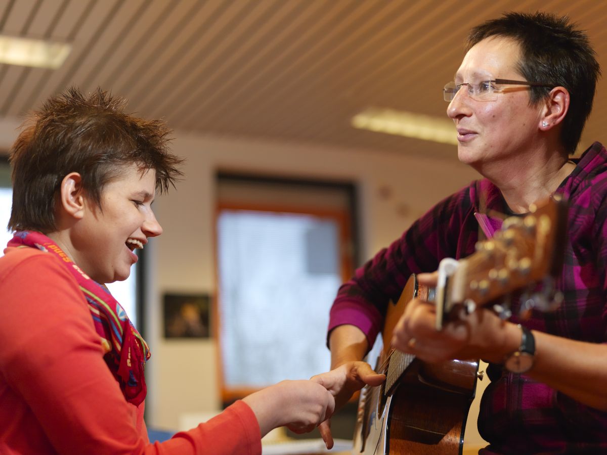 vvb-client-en-begeleider-maken-muziek.jpg vvb-client-en-begeleider-maken-muziek.jpg