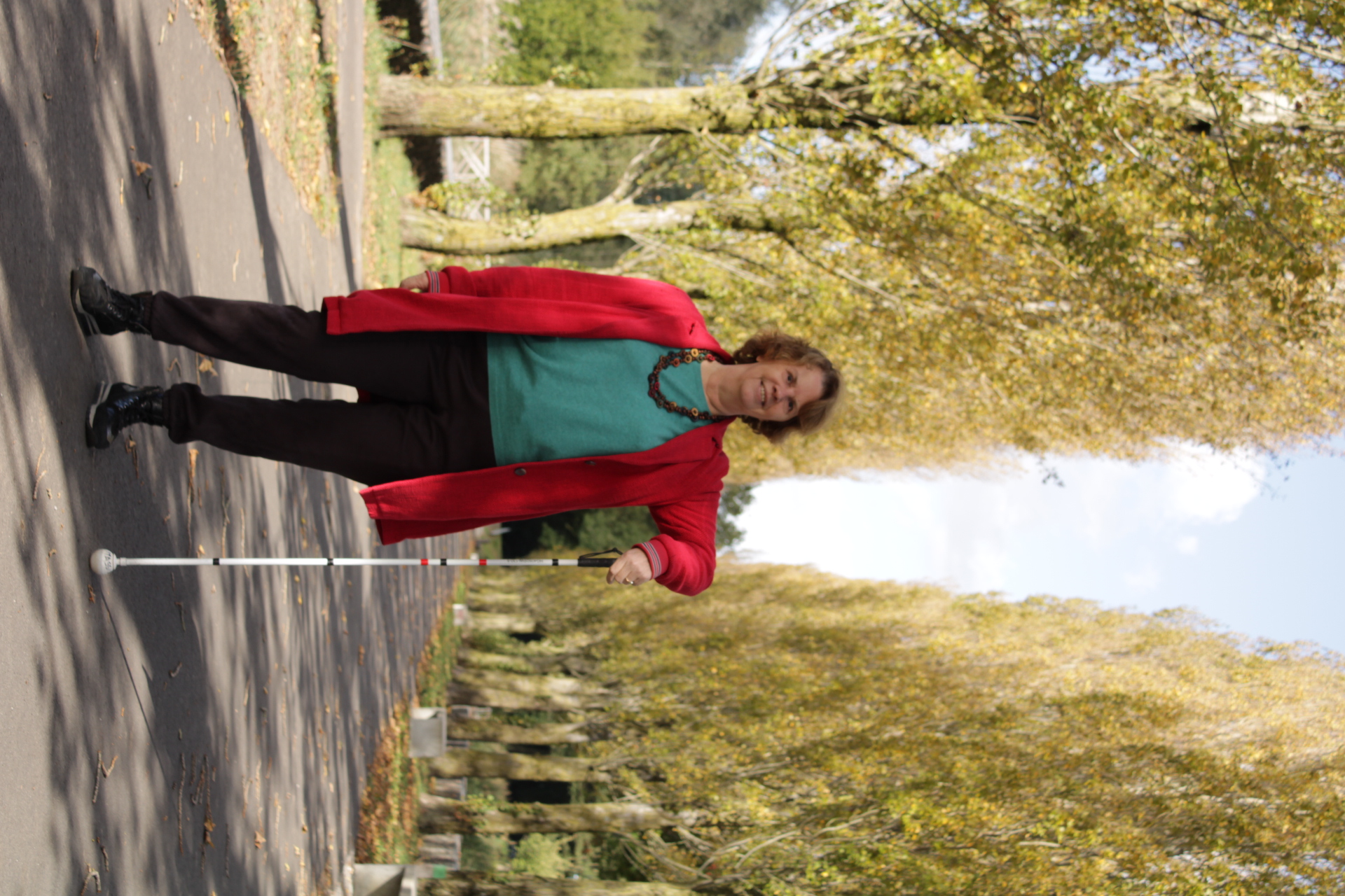 Inge de Munnik, oprichter van het online platform Blindfluencers.nl, poseert op straat met haar taststok