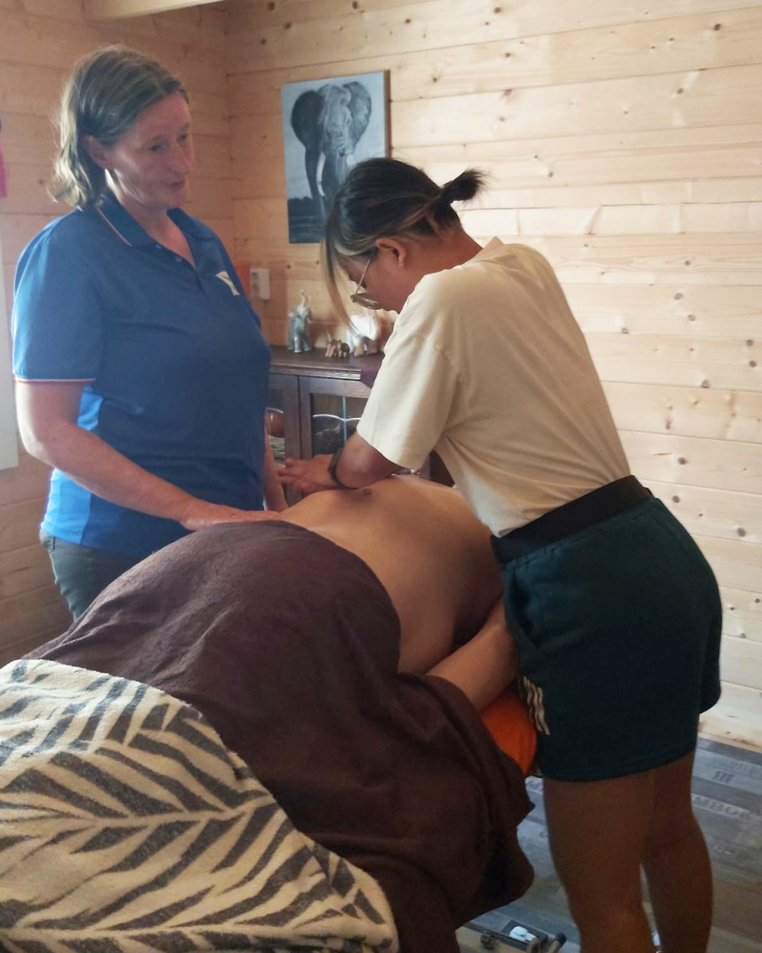 Nieuwe masseur wordt getraind.png Nieuwe masseur wordt getraind.png