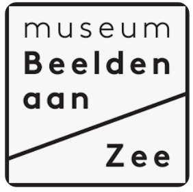 Logo museum Beelden aan Zee. Zwarte letters op witte ondergrond