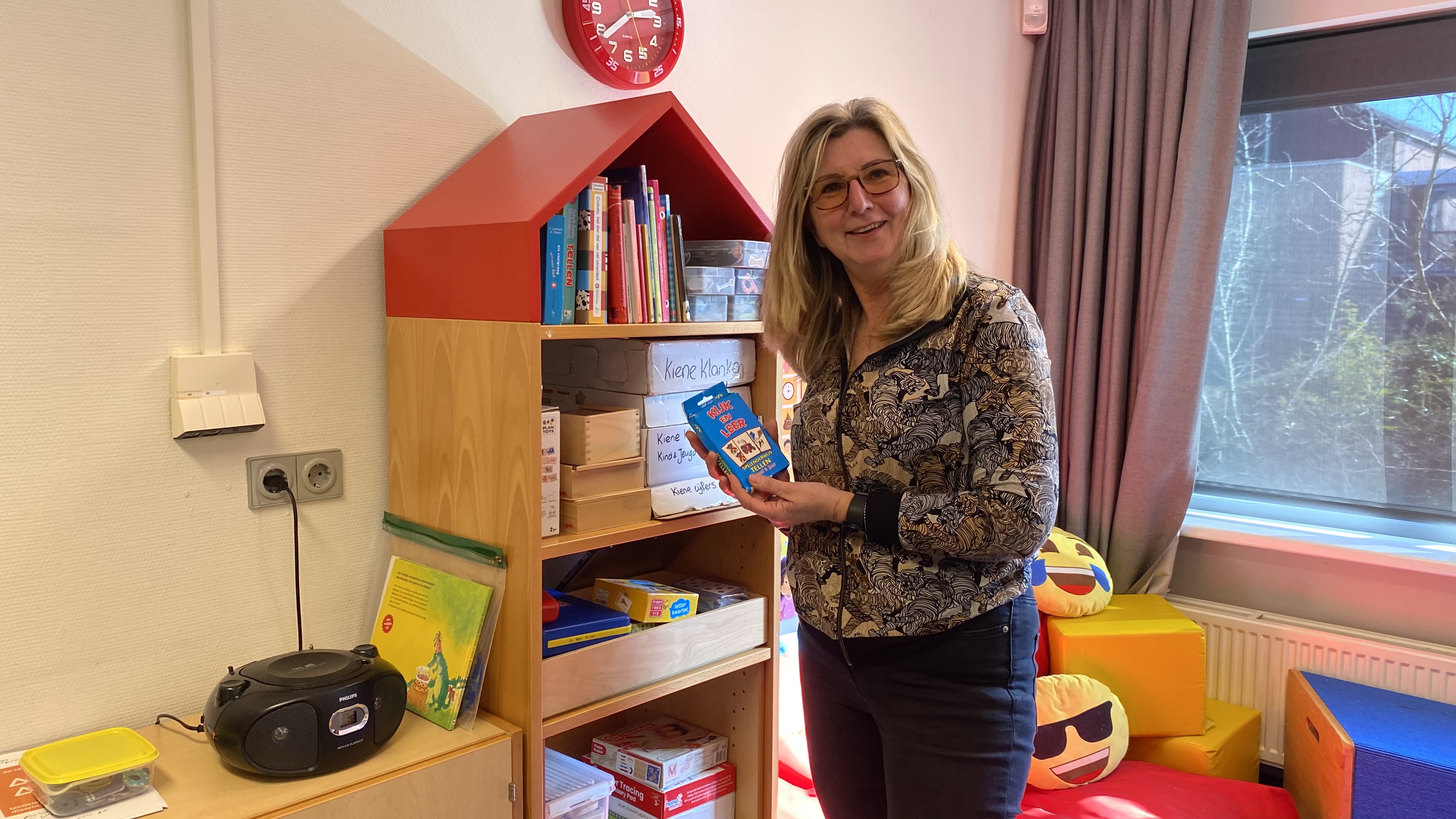 Gedragstherapeut Marjo Nouwen poseert in een klaslokaal bij een kast met speelgoed Gedragstherapeut Marjo Nouwen poseert in een klaslokaal bij een kast met speelgoed