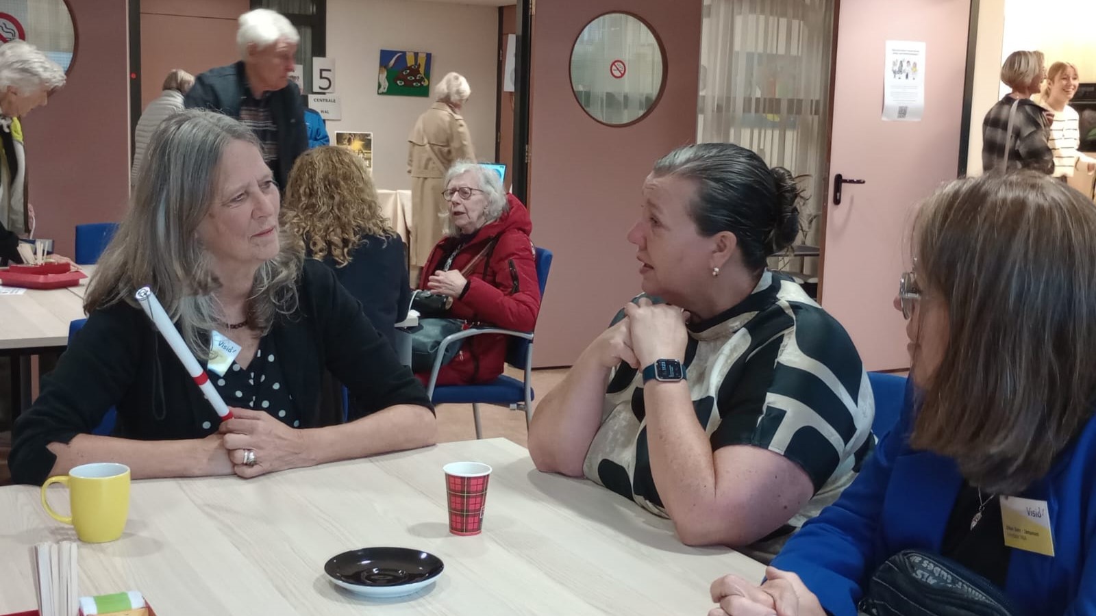 Open dag Heerhugowaard mensen pratend aan tafel Open dag Heerhugowaard mensen pratend aan tafel