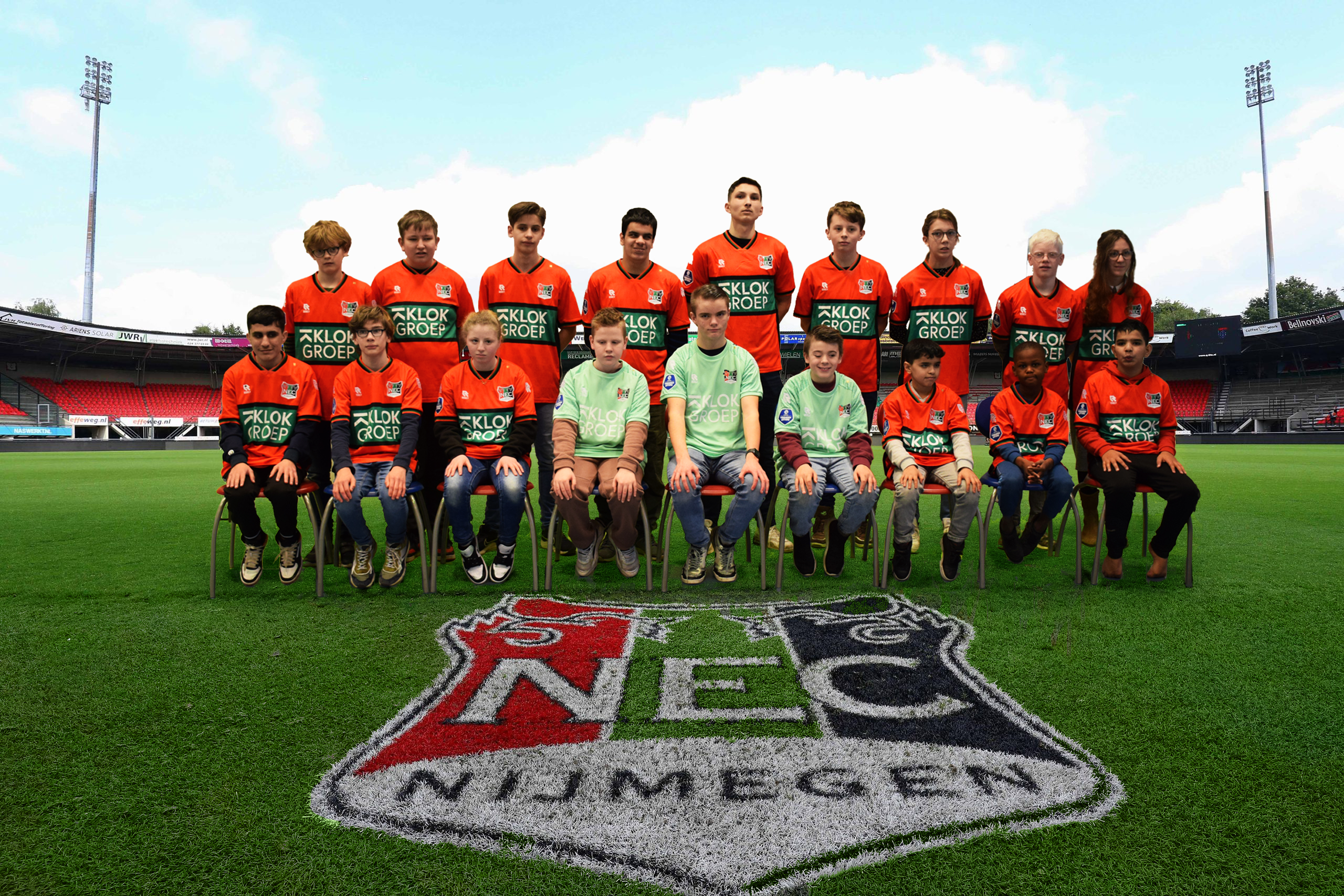 De leerlingen van Visio hebben de voetbalshirts van N.E.C. aan en staan als een elftal bij elkaar. Het voetbalstadion is er door middel van photoshop aan toegevoegd.