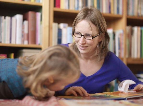 Slechtziende vrouw leest voor