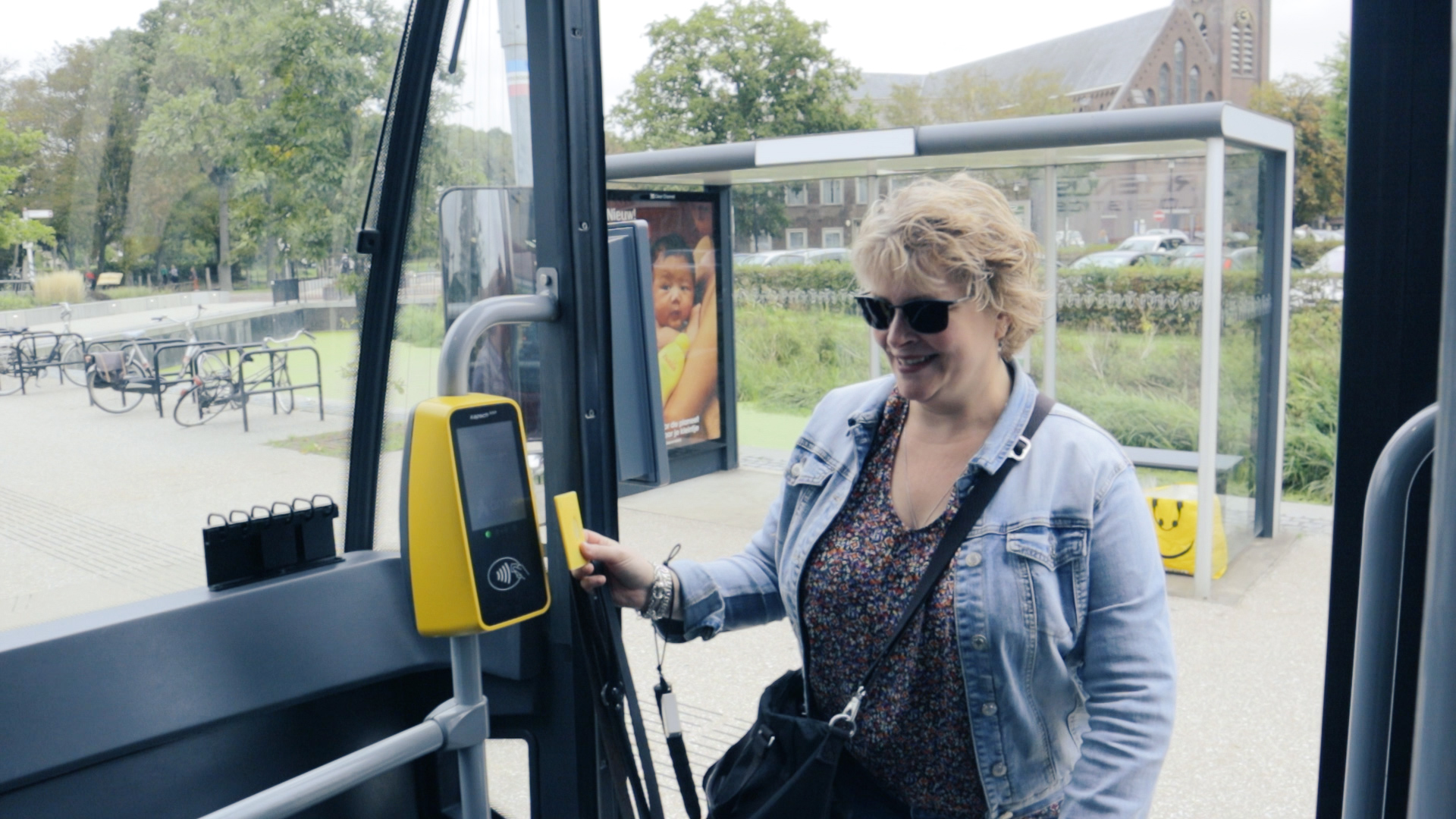 Vrouw checkt in in een bus van Arriva