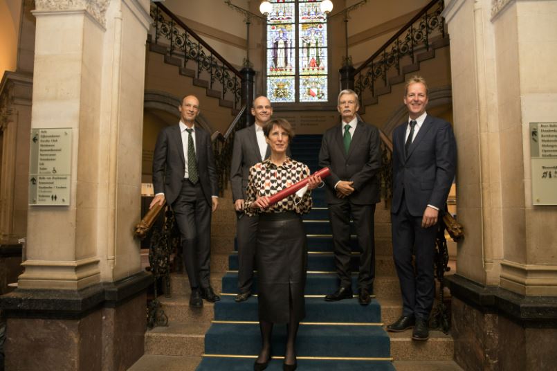 Annemiek van Leendert ontvangt prijs. Zie volledig fotobijschrift op site