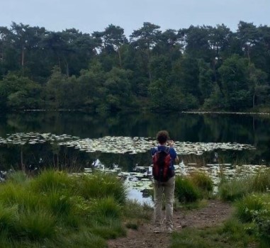 Wandelaar maakt foto bij een mooi ven