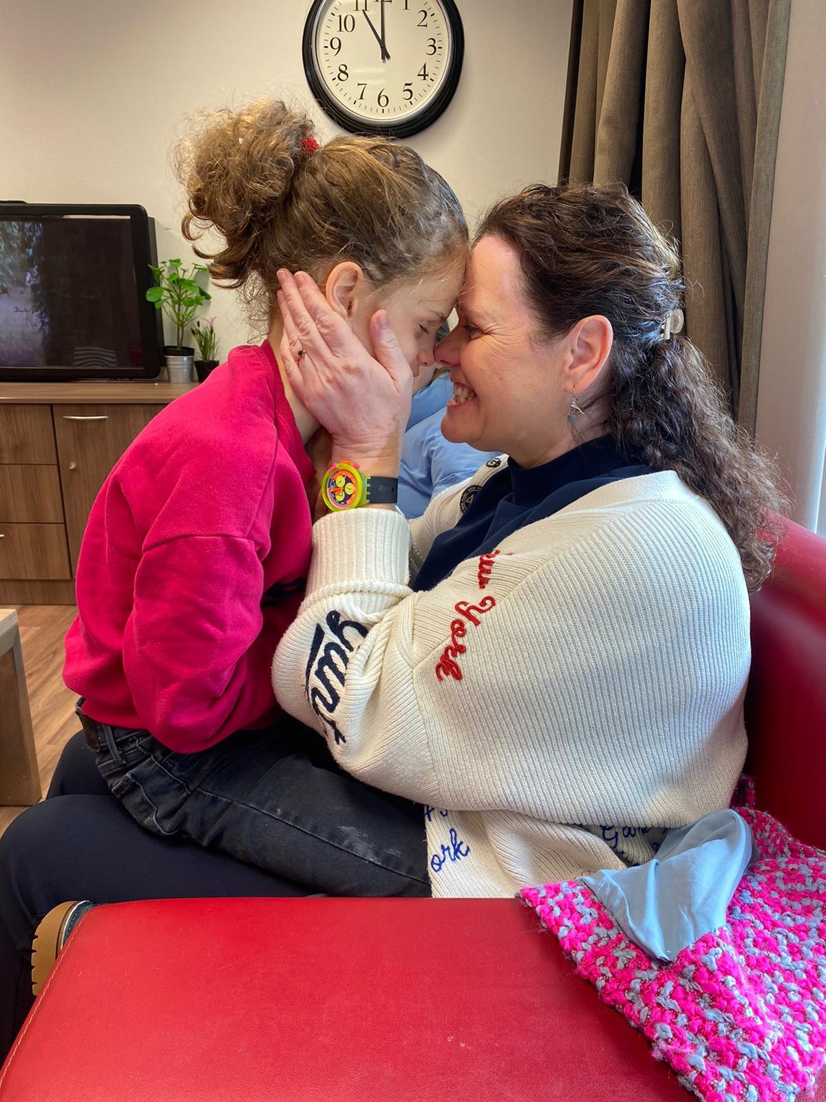 Isabel staat liefdevol op de foto met haar moeder Bregje Isabel staat liefdevol op de foto met haar moeder Bregje