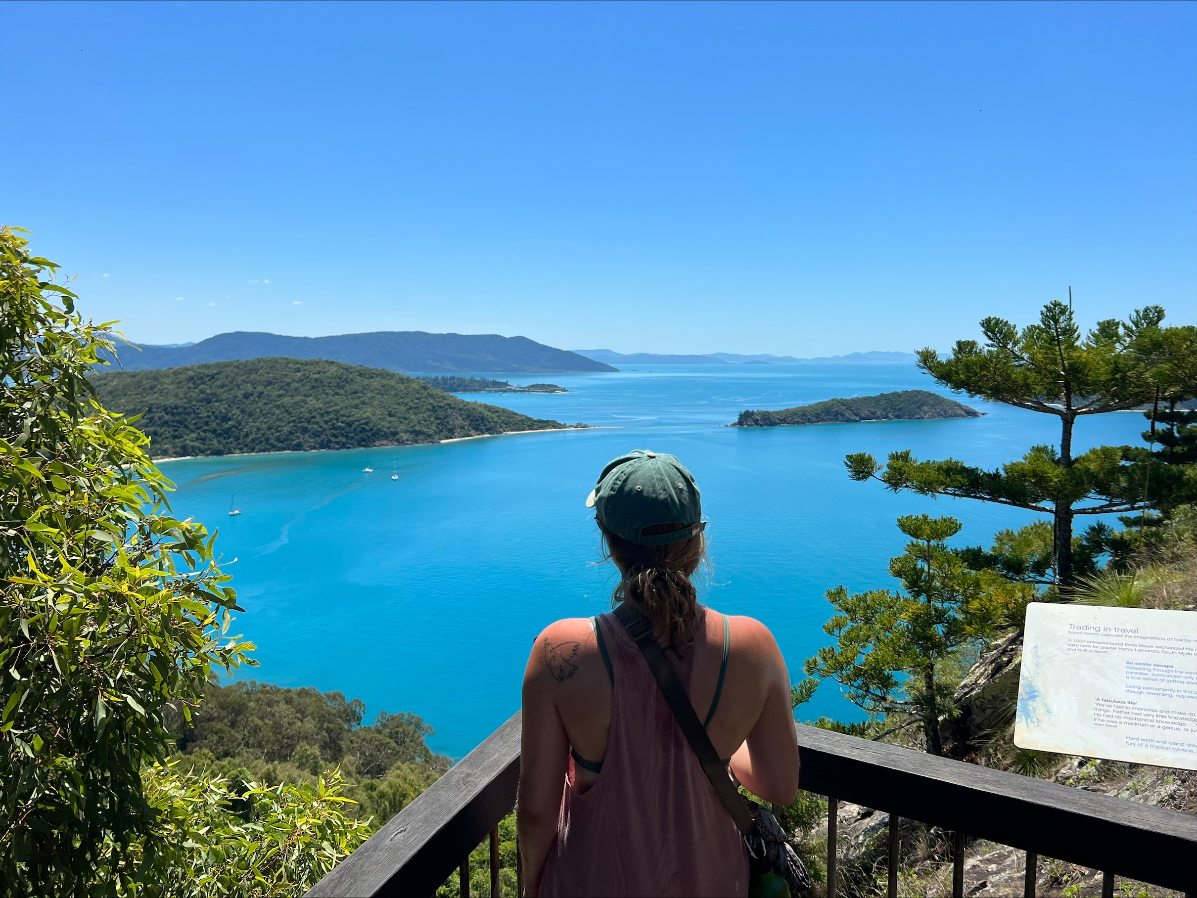 Hanna staat met haar rug naar de camera. Ze kijkt uit over een blauw meer. Hanna staat met haar rug naar de camera. Ze kijkt uit over een blauw meer.
